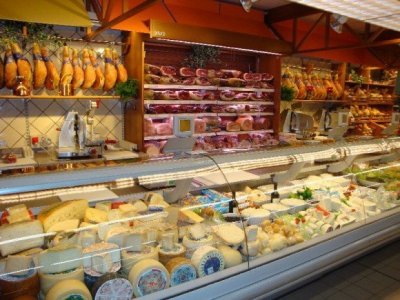 Il banco dei salumi e formaggi (the cheese and salami stand): local is best!